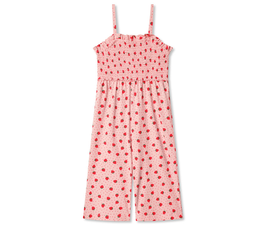 Ein rosafarbener Jumpsuit mit Erdbeermuster und Spaghettiträgern liegt auf einem weißen Hintergrund.