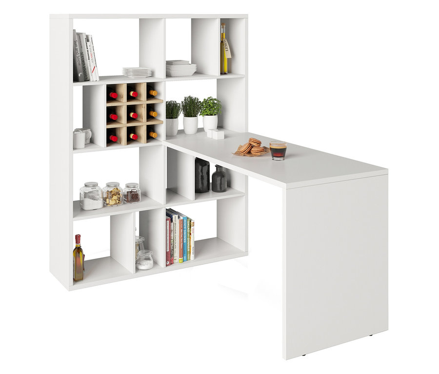 Weißes Regal mit Weinflaschen, Büchern, Gläsern und Pflanzen, daneben ein weißer Tisch mit Keksen und einem Glas.