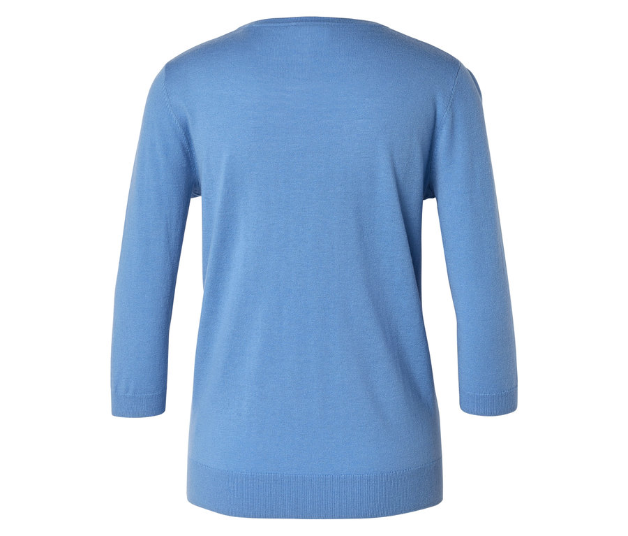 Hellblauer Pullover mit Dreiviertelärmeln, von hinten fotografiert.