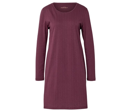 Ein burgunderrotes, langärmeliges Kleid mit Zickzackmuster ist vor einem weißen Hintergrund zu sehen.