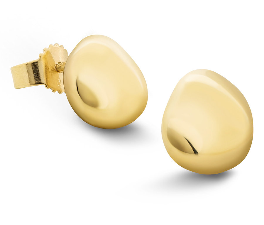 Nahaufnahme von zwei goldenen Ohrsteckern mit abgerundeter, tropfenförmiger Form vor einem weißen Hintergrund.