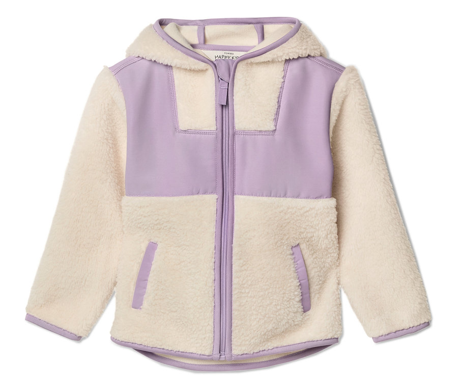 Nahaufnahme einer Fleecejacke mit Kapuze in Lila und Creme.