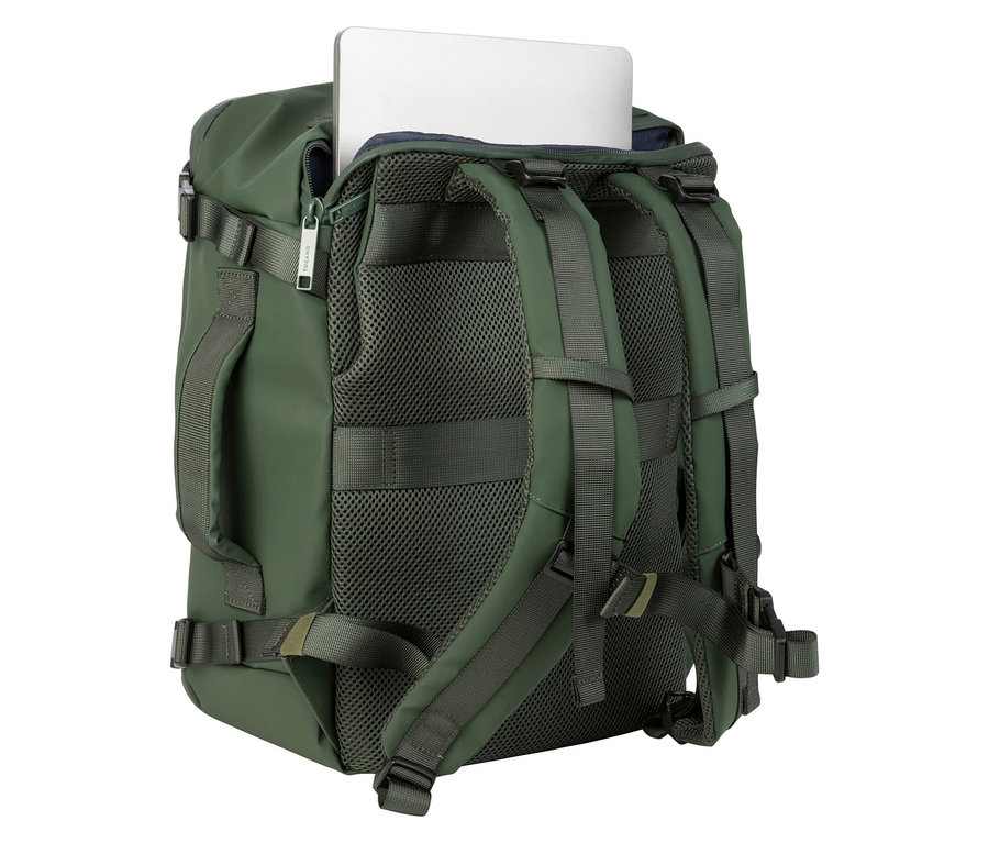 Nahaufnahme eines offenen, olivgrünen Rucksacks mit einem teilweise sichtbaren Laptop.