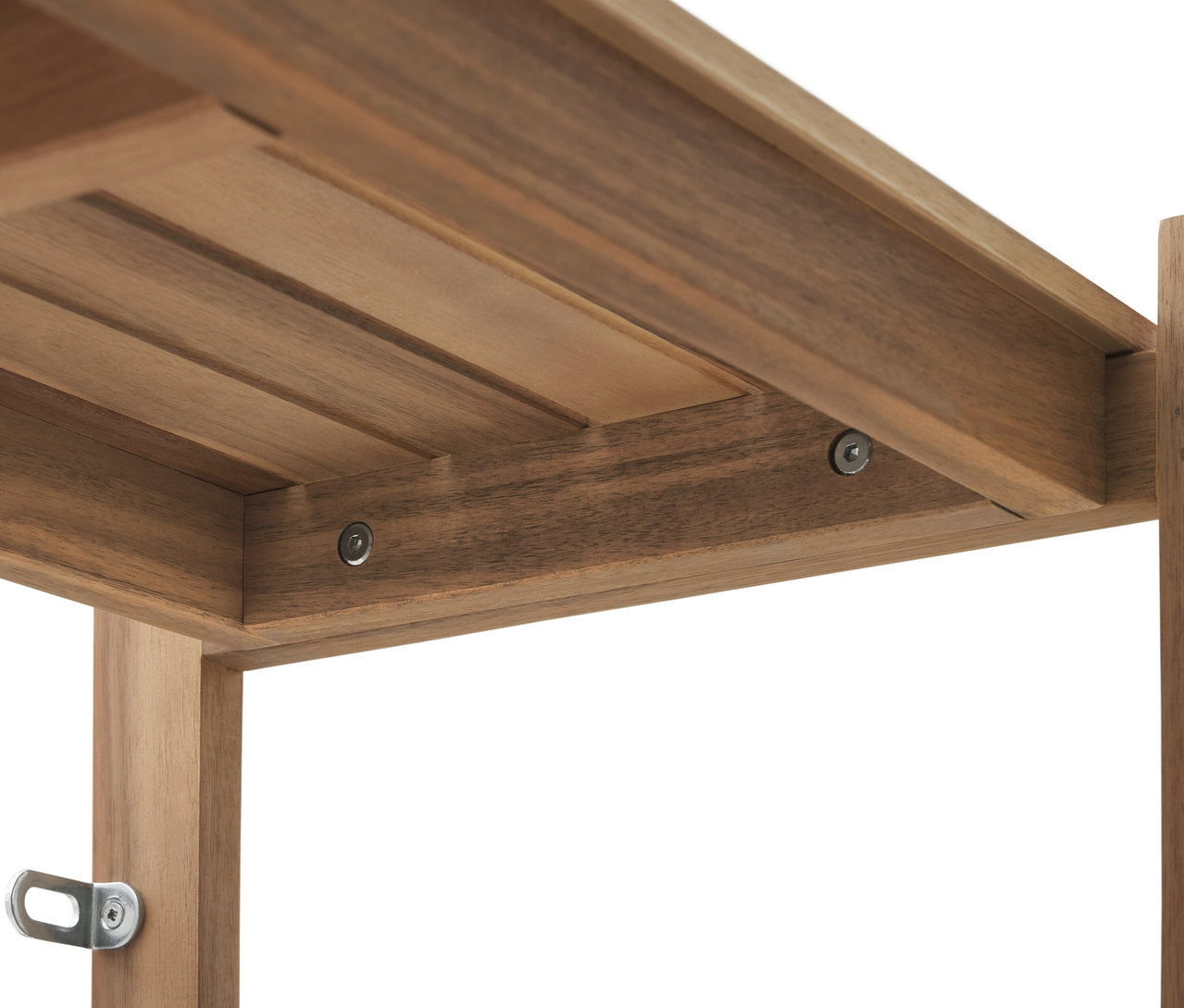 Detailansicht eines Outdoor-Regals mit individuell positionierbaren Regalböden.