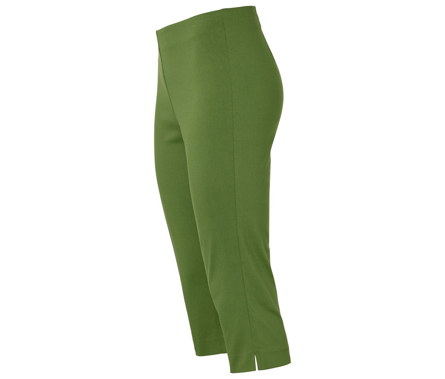 Grüne Caprihose auf weißem Hintergrund.