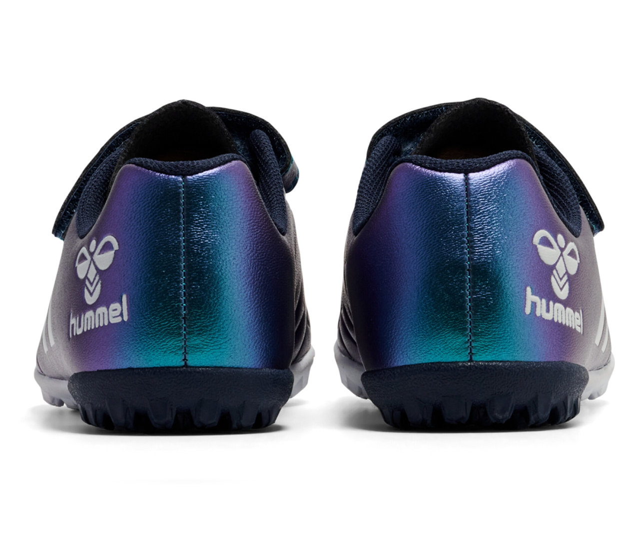 Rückansicht von grünen hummel® Top Star Turf JR Fußballschuhen mit Klettverschluss.