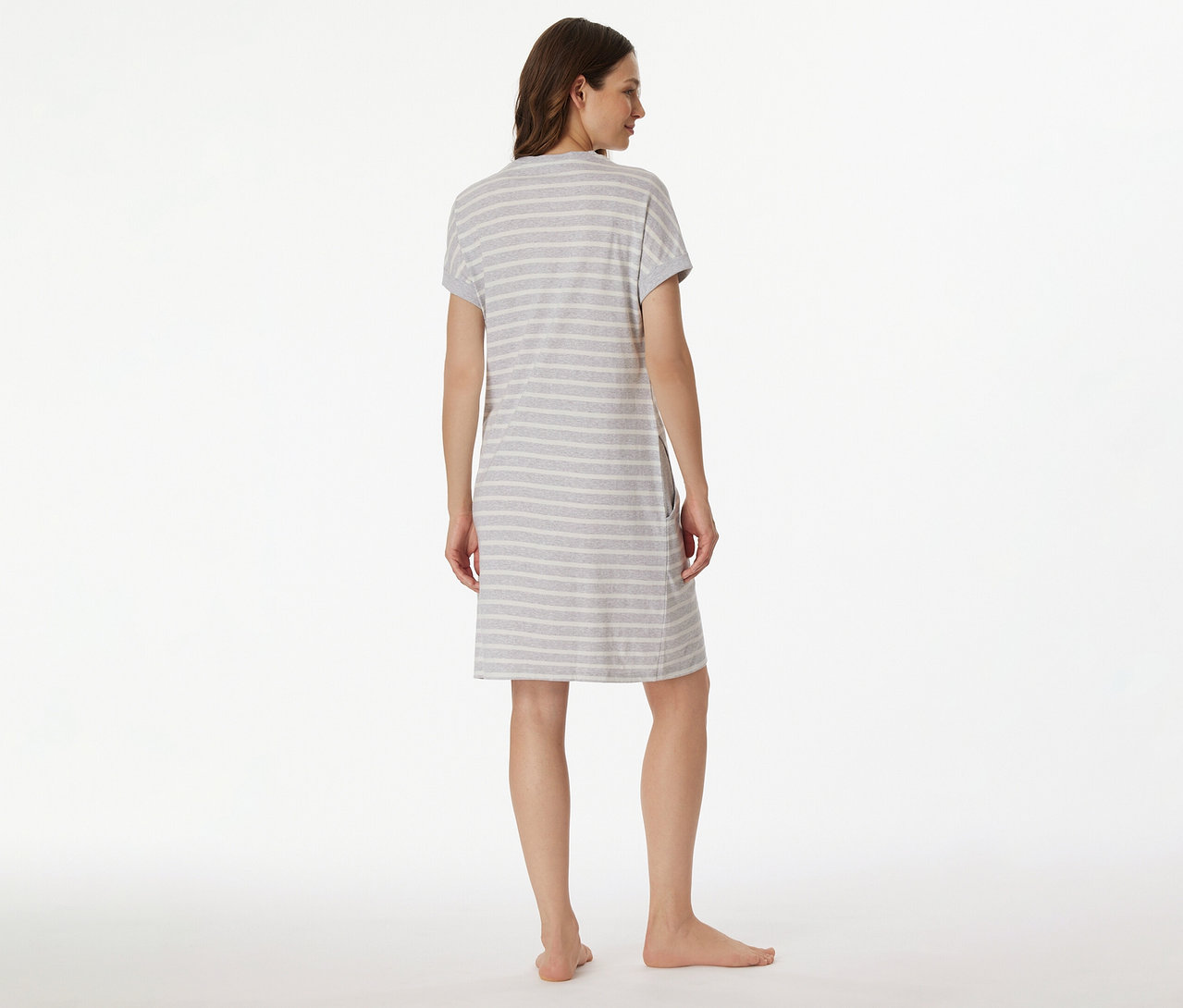 Frau von hinten in grau-weiß gestreiftem SCHIESSER Kurzarm-Sleepshirt vor einem weißen Hintergrund.