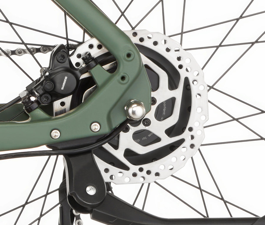Nahaufnahme vom Hinterrad des FISCHER MTB E-Bike MONTIS MOVE 01 474 D mit Scheibenbremse und Seitenständer.