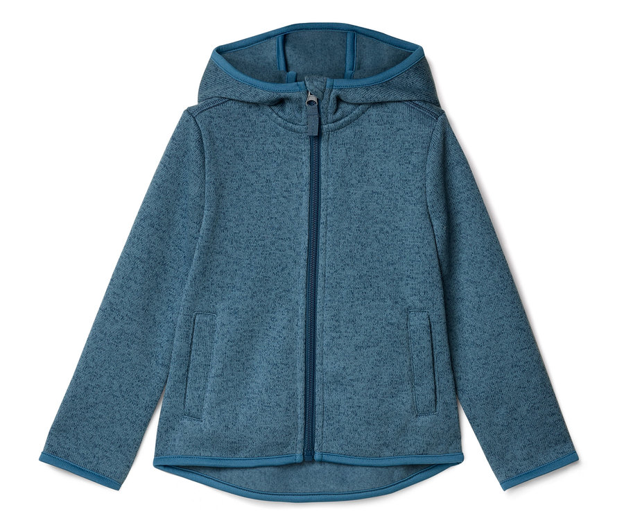 Blaue Fleecejacke mit Kapuze und durchgehendem Reißverschluss. Zwei Taschen sind vorne sichtbar.