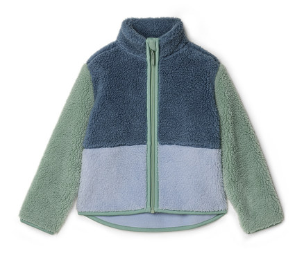 Eine Fleecejacke in Blau, Hellblau und Grün liegt auf einem weißen Hintergrund.
