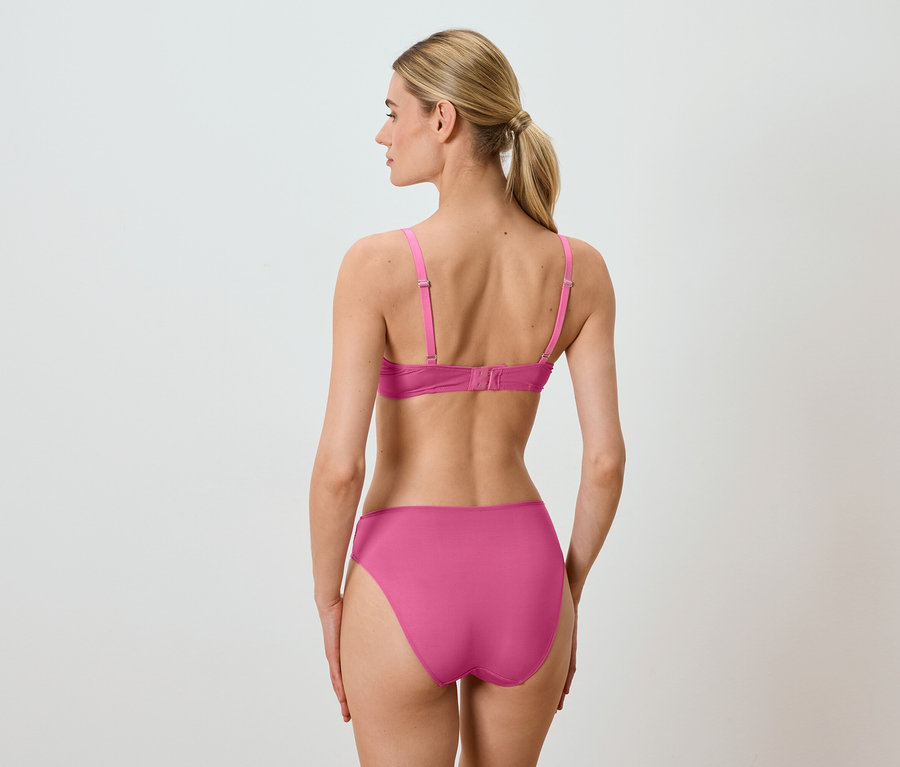 Frau von hinten, die einen pinkfarbenen BH und Slip trägt.