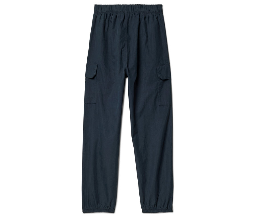 Eine marineblaue Hose mit elastischem Bund und zwei aufgesetzten Taschen an den Oberschenkeln.