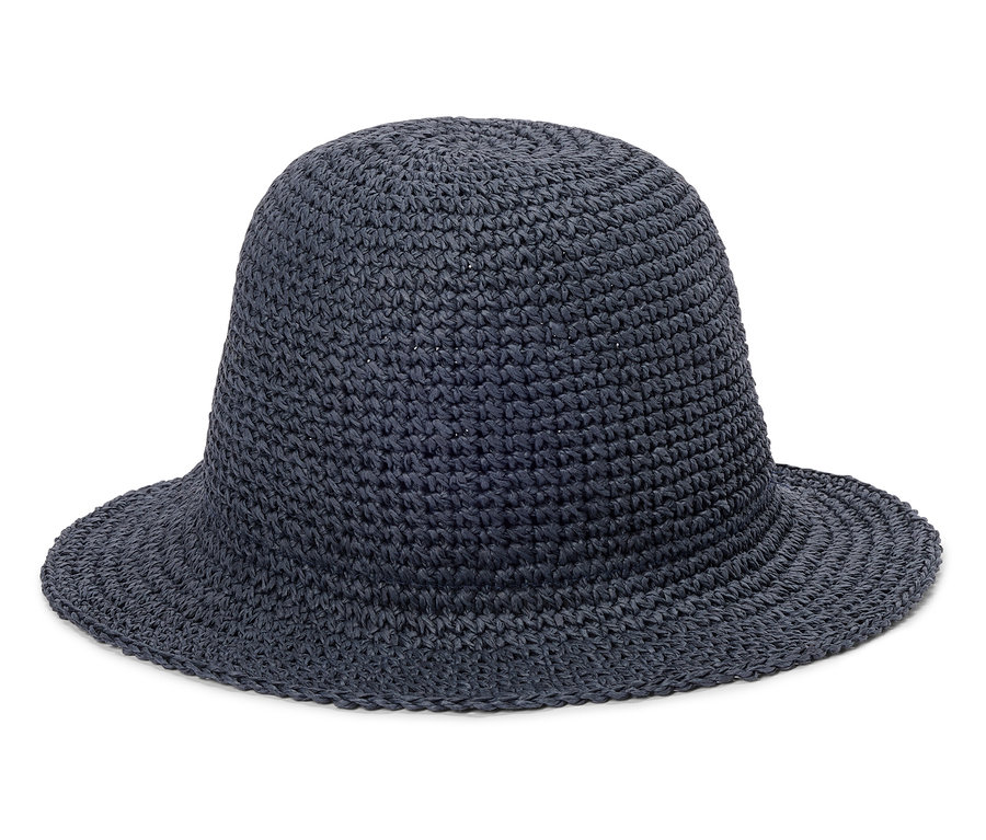 Ein marineblauer Strohhut mit Glockenform und breiter Krempe liegt vor einem weißen Hintergrund.