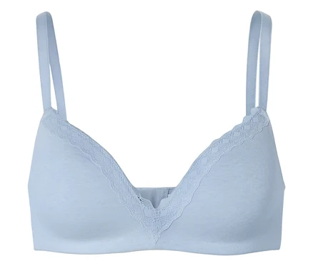 Hellblauer BH mit dünnen Trägern und Spitze am Dekolleté.