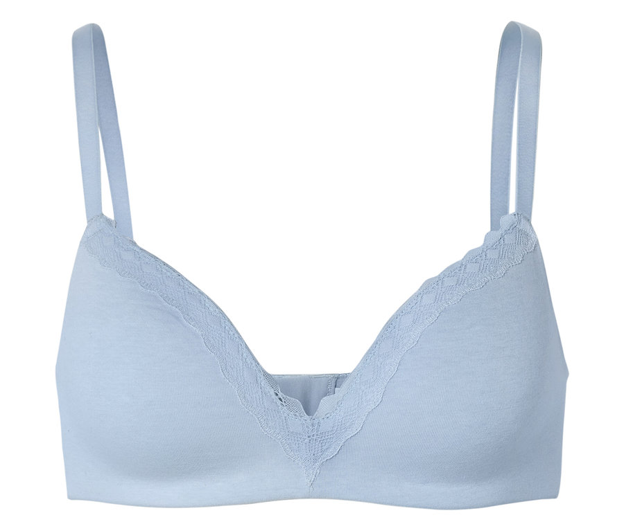 Hellblauer BH mit dünnen Trägern und Spitze am Dekolleté.
