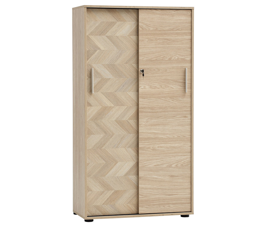 Beiger Kleiderschrank mit Schiebetüren, einer mit Fischgrätenmuster und einer mit Holzmaserung, beide mit silbernen Griffen.