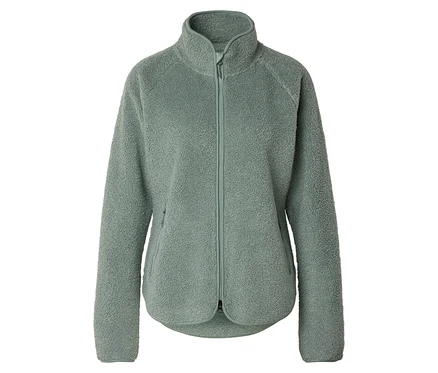 Eine hellgrüne, flauschige Fleecejacke mit durchgehendem Reißverschluss und Stehkragen ist vor einem weißen Hintergrund zu sehen.