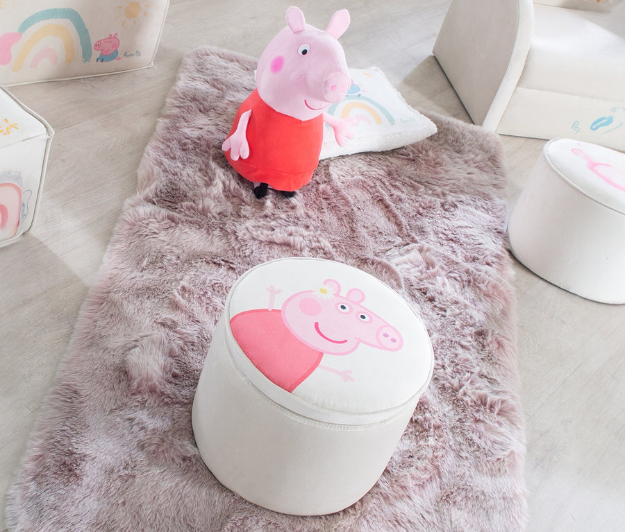 Auf einem flauschigen Teppich liegen ein Peppa Pig Stofftier, ein Peppa Pig Hocker, ein Kissen und Aufbewahrungskörbe.