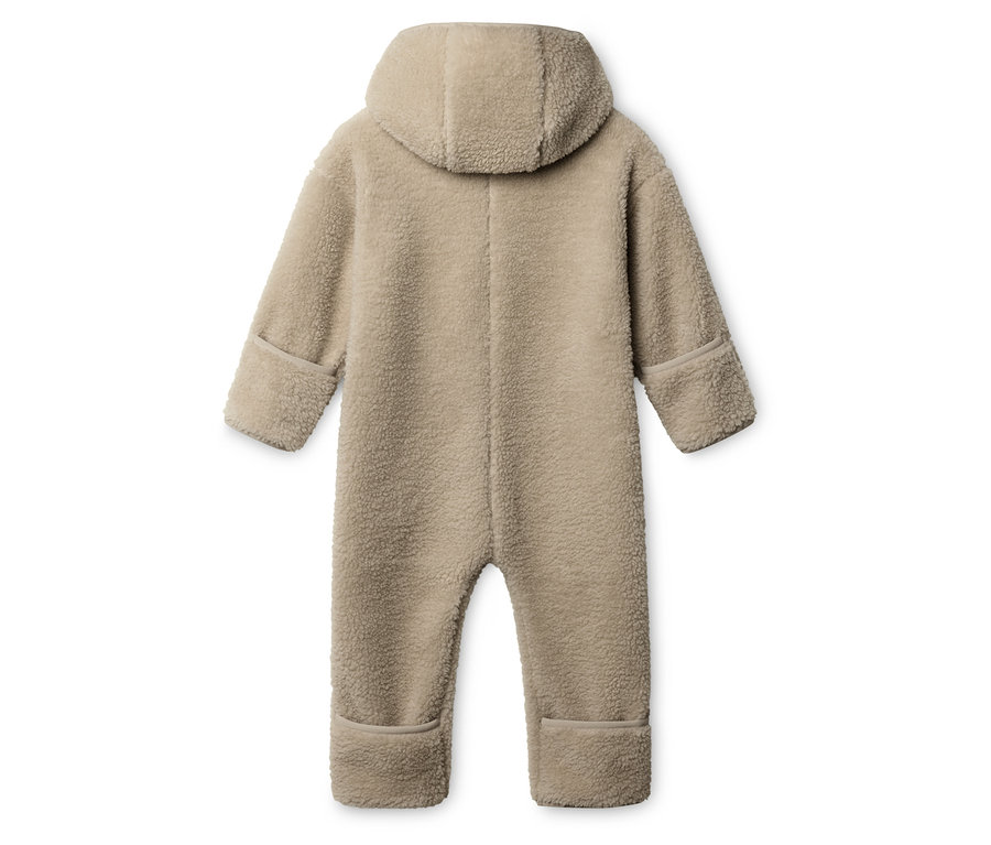 Rückansicht eines beigen Teddy-Fleece-Overall mit Kapuze.
