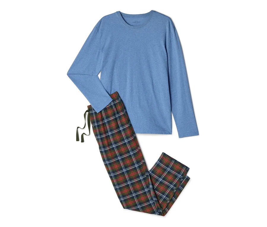 Blaues Langarmshirt und karierte Pyjamahose in Rot, Grün und Blau.