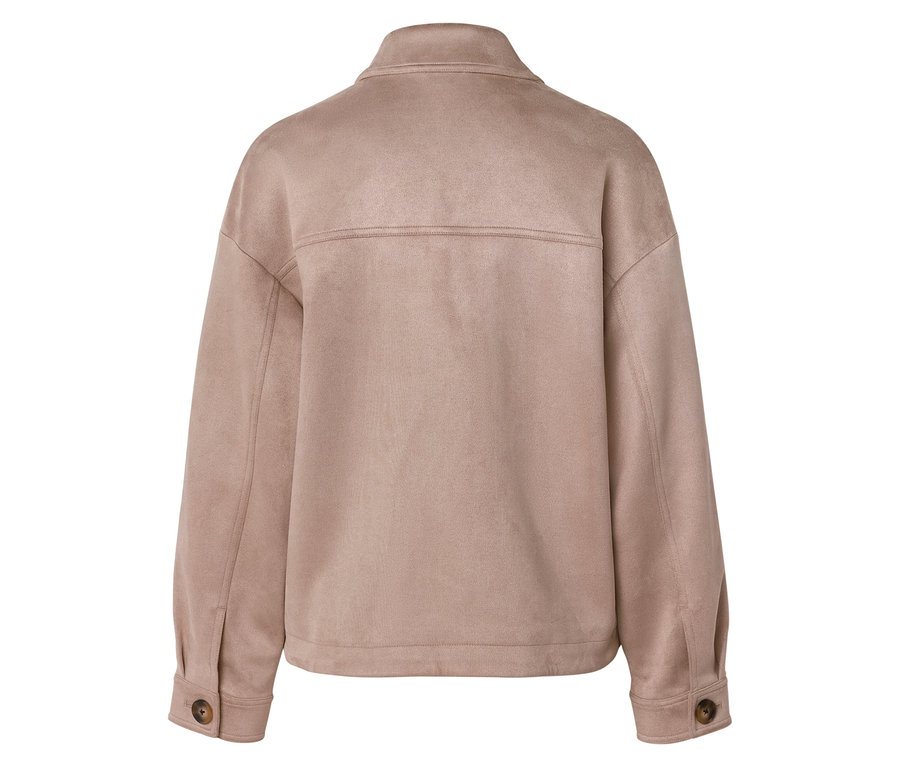 Rückenansicht einer hellbraunen, Wildleder-ähnlichen Jacke mit Kragen, einer horizontalen Naht am oberen Rücken und langen Ärmeln mit geknöpften Manschetten.