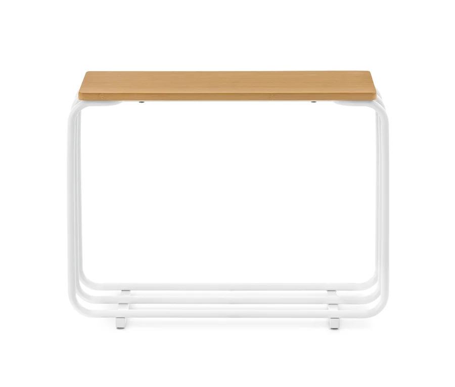 Ein kleiner rechteckiger Tisch mit einer hellbraunen Holzplatte und einem weißen Metallrohrgestell. Das Gestell hat abgerundete Ecken und drei horizontale Stangen unten.