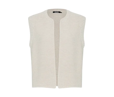 Ein ärmelloser, offener Strickcardigan in Cremeweiß mit Rundhalsausschnitt und einem 'olsen'-Markenetikett am Innenkragen.