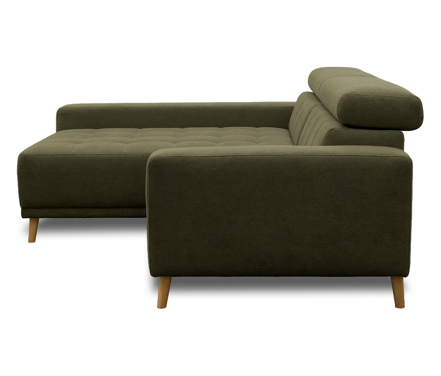 Ein dunkelgrünes Ecksofa mit einer Chaiselongue auf der linken Seite, mit getufteter Sitzfläche und einer vertikal gesteppten Rückenlehne mit verstellbarer Kopfstütze. Das Sofa steht auf hellen Holzbeinen vor einem weißen Hintergrund.