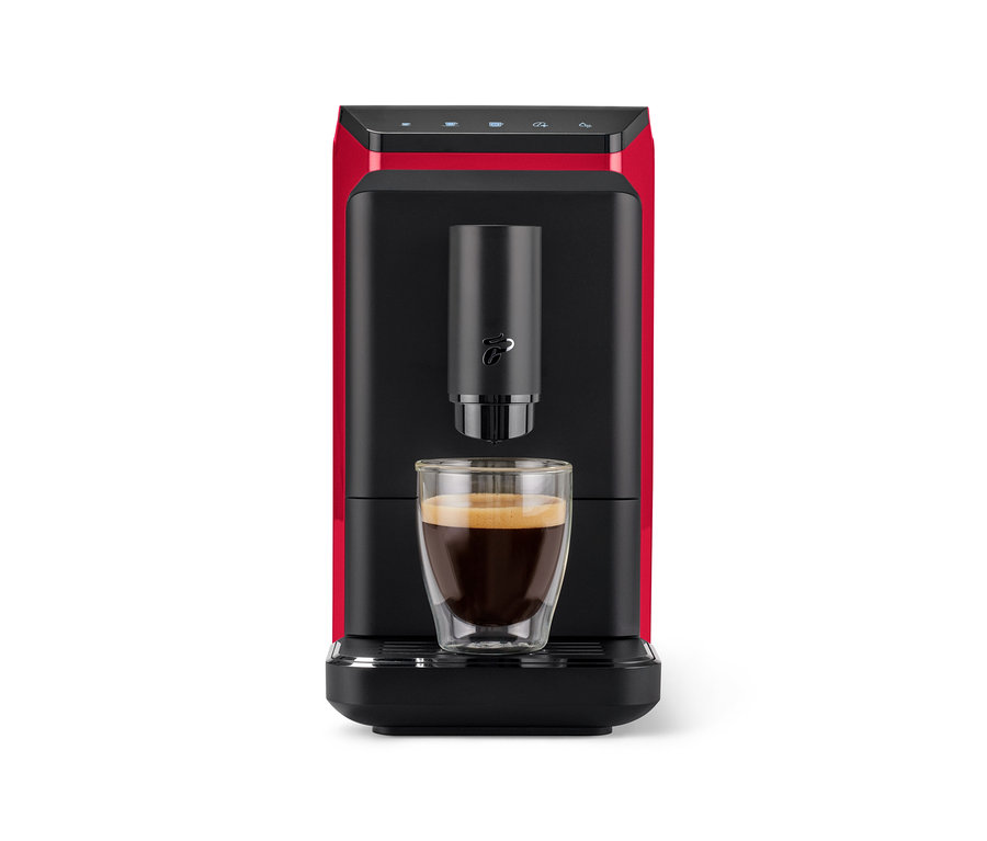 „Esperto mini“ Kaffeevollautomat in Lovely Red mit schwarzer Front, unter dessen Auslauf eine Tasse Kaffee steht.