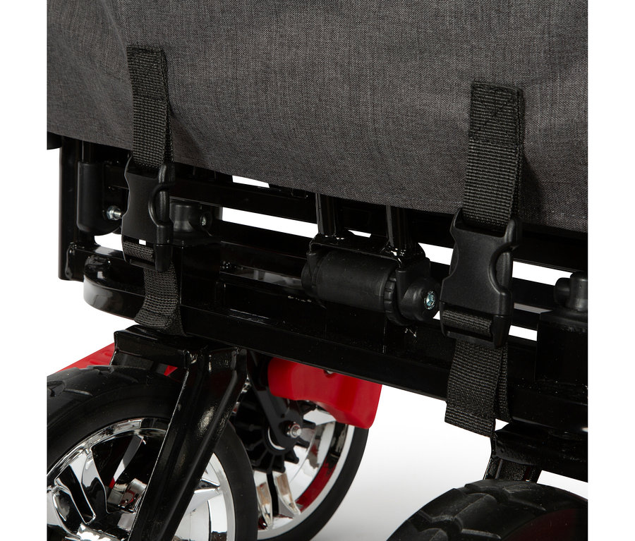 Detailansicht eines small foot Bollerwagens mit Dach und Regencover, mit schwarzem Rahmen und grauer Stoffabdeckung.