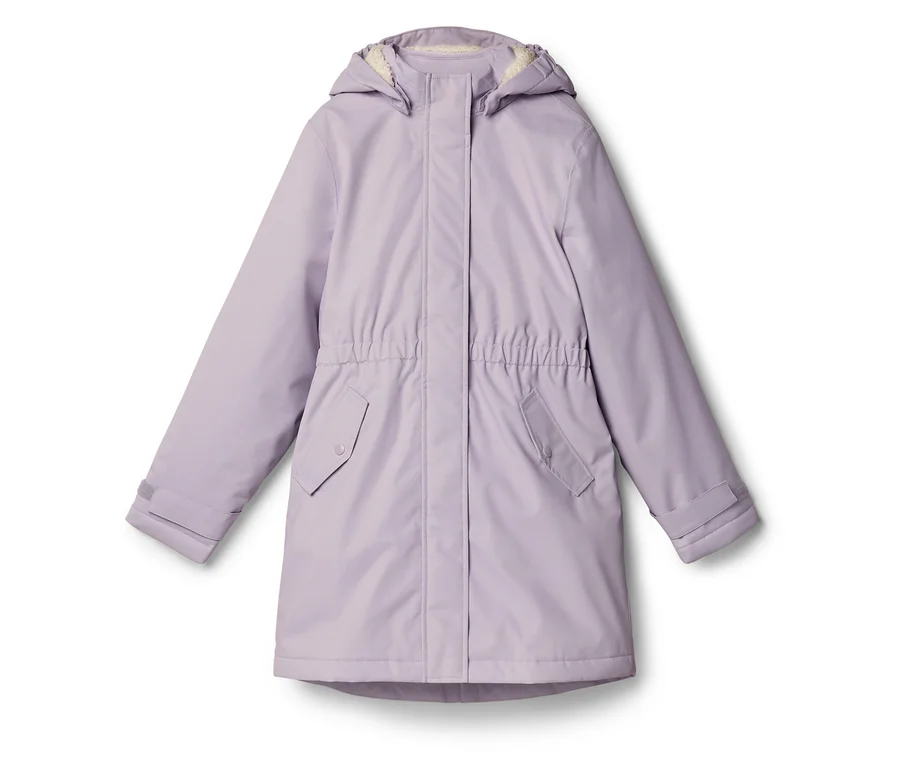 Eine hellviolette, langärmelige Jacke mit Kapuze, zwei Pattentaschen und einem elastischen Bund. Die Kapuze hat ein helles Fleecefutter, die Ärmel verstellbare Bündchen.