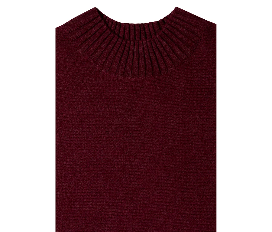 Nahaufnahme eines bordeauxroten CECIL Strickpullovers mit geripptem Kragen.