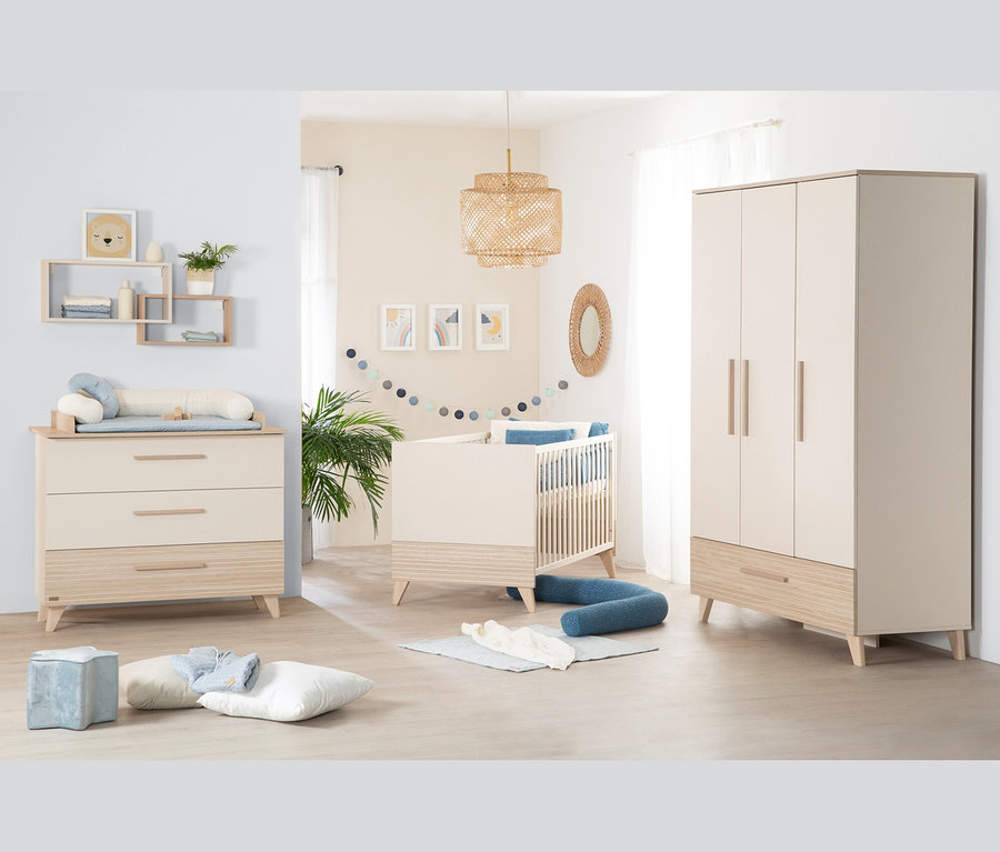 Ein Kinderzimmer mit einem »Sidney« 3-teilig, Kaschmir von roba, einem Kinderbett, einer Kommode und einem Schrank in neutralen Farben.