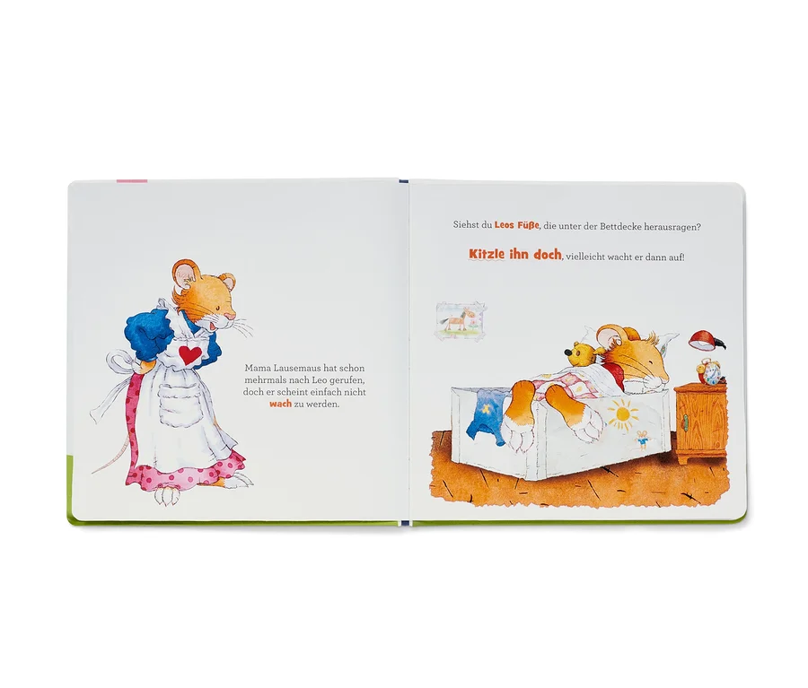 Offenes Buch mit Illustration einer Mäusefamilie, inklusive Buch »Leo Lausemaus – mein Mitmachbuch«.