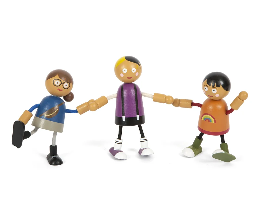 Drei biegsame Holzfiguren der small foot Familie stehen nebeneinander.