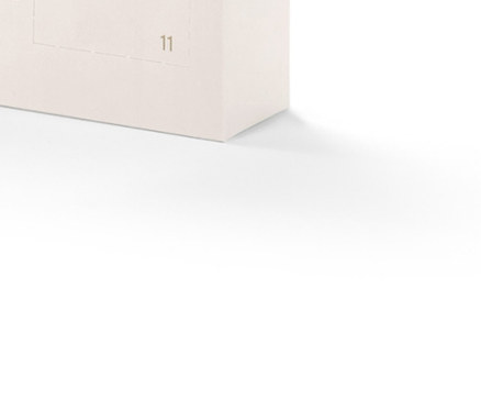 Tchibo Adventskalender mit Illustrationen von Menschen und Weihnachtsbäumen.
