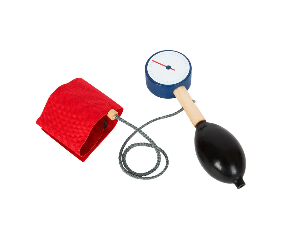 Ein rotes Armband und ein blaues medizinisches Gerät mit einer schwarzen Pumpe aus dem small foot Notarzt-Rucksack Spielzeugset.