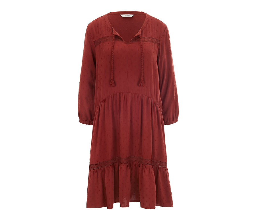 Ein burgunderrotes Midi-Kleid mit Häkelborte.