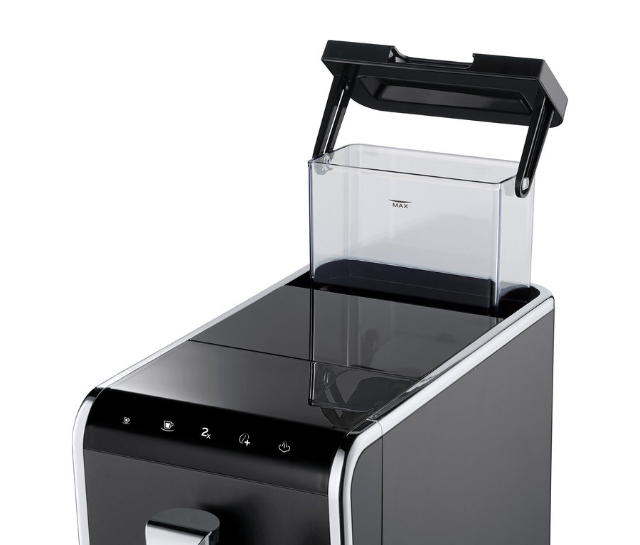 Detailaufnahme des »Esperto Latte« Tchibo Kaffeevollautomaten, Anthrazit mit geöffnetem Wassertank.