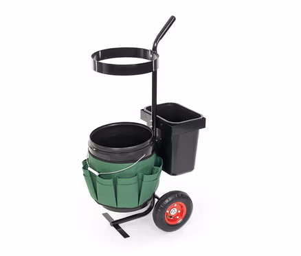 Schwarzer Universal-Garten-Trolley mit grünem Werkzeugtaschen-Einsatz um einen Eimer, einem zusätzlichen Behälter und roten Rädern.