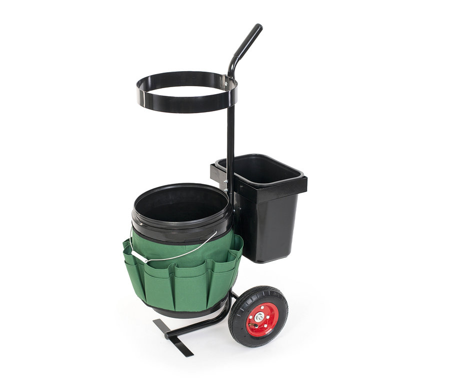 Schwarzer Universal-Garten-Trolley mit grünem Werkzeugtaschen-Einsatz um einen Eimer, einem zusätzlichen Behälter und roten Rädern.