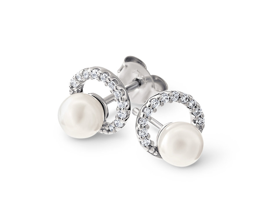 Zwei Ohrstecker aus 925 Silber mit Muschelkernperle und Zirkonia.