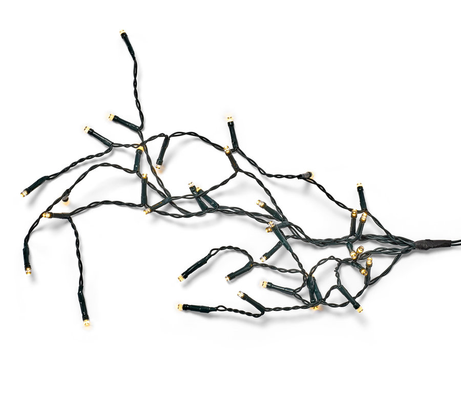 LED-Ranken-Lichterkette auf weissem Hintergrund.