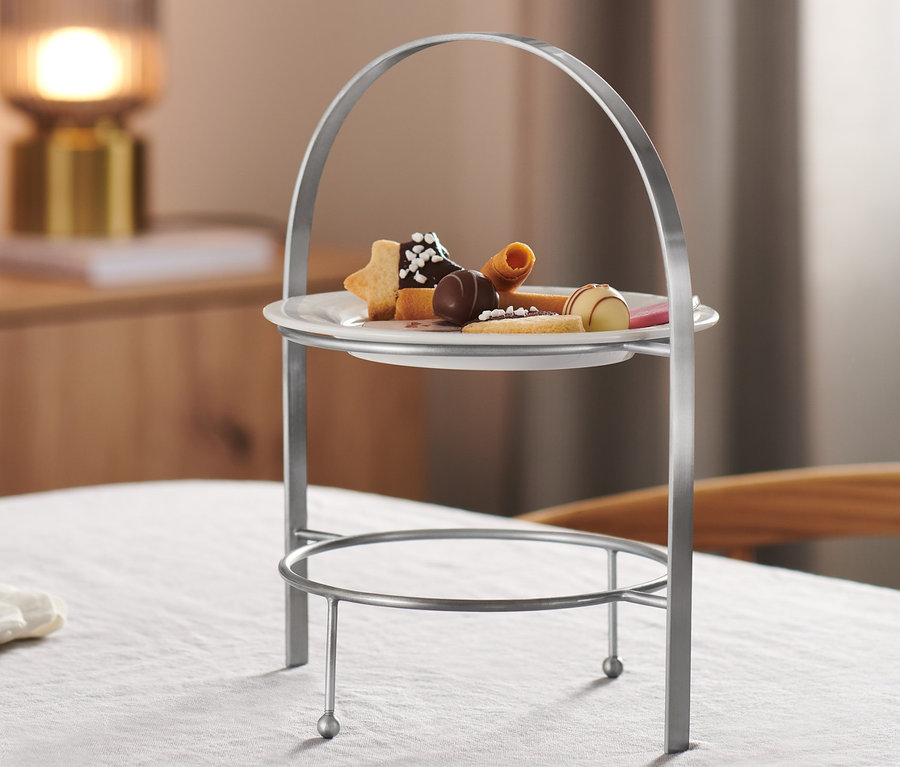 Eine Etagere mit Gebäck auf einem Tisch.