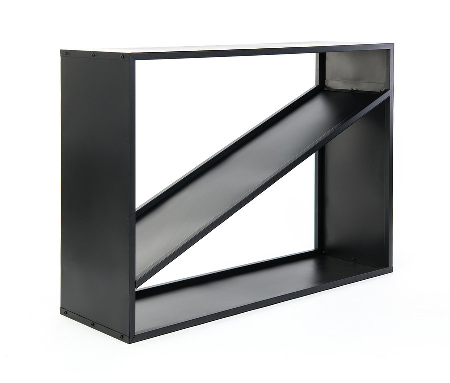 Schwarzes Kaminholzregal mit Diagonale, ca. 114 cm, vor weißem Hintergrund.