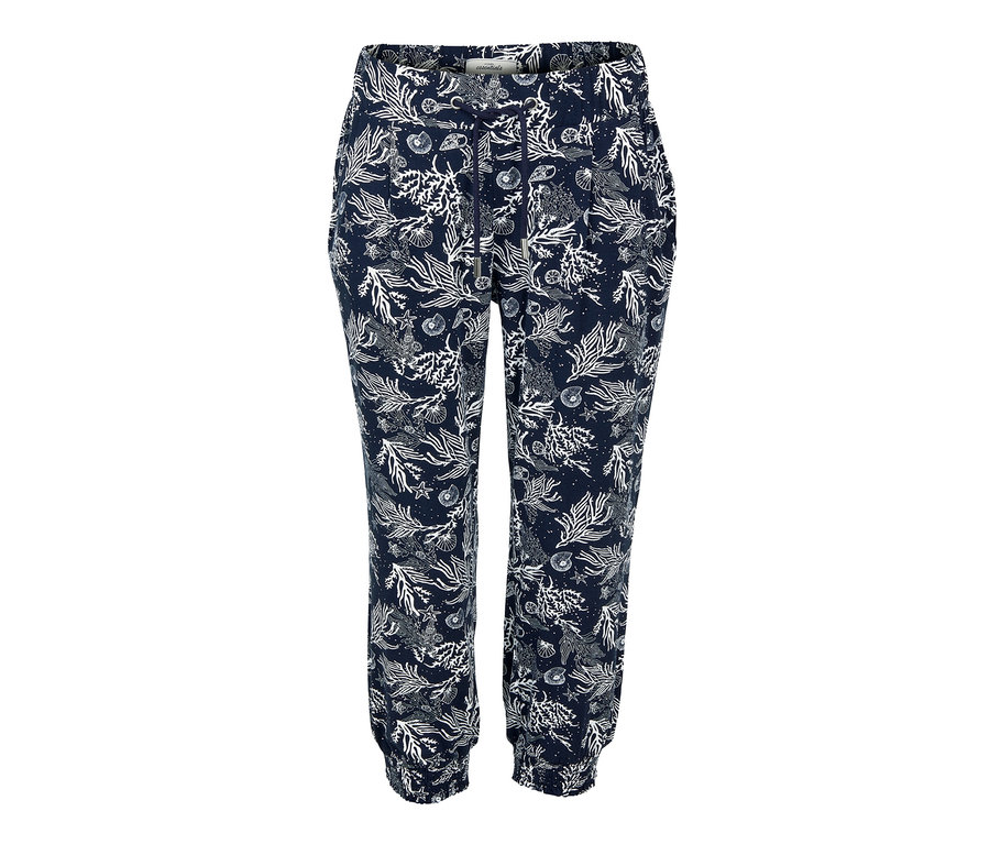 Eine bedruckte Jerseyhose mit Meeresmotiven.