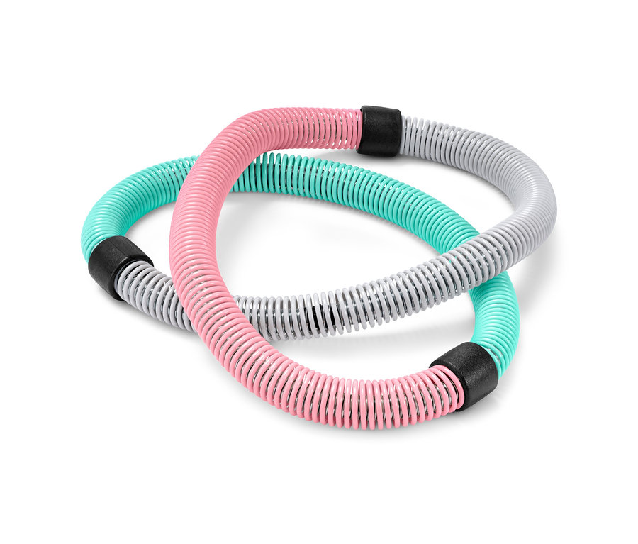 Zwei ineinander verschlungene flexible Fitnessreifen, einer rosa und einer türkis-grau.
