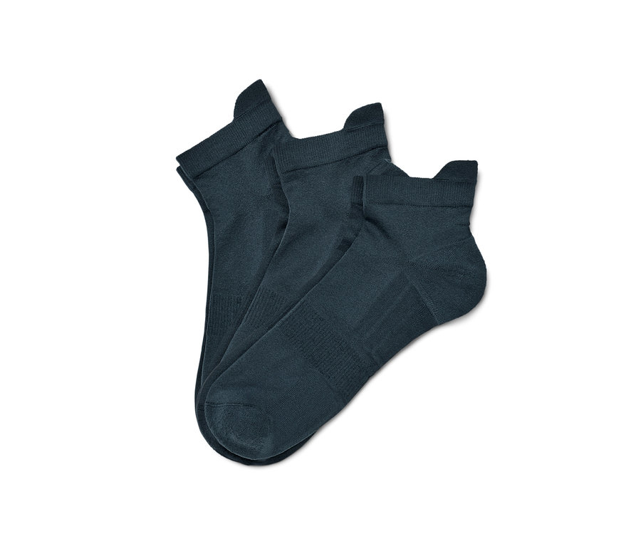 Drei Paar Unisex-Sportsneaker-Socken auf einem weißen Hintergrund.