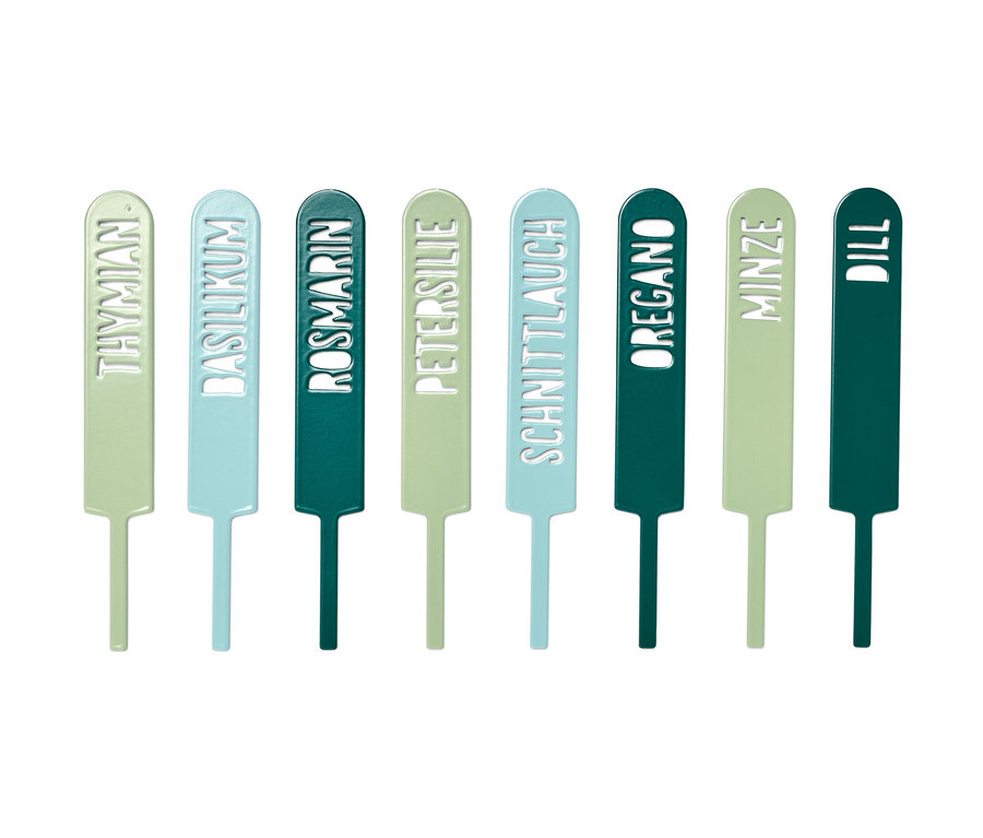 Acht bunte Kräuterschilder mit Kräuternamen.