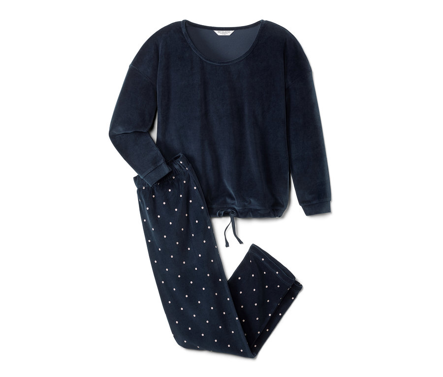 Blauer Nicki-Pyjama, bestehend aus einem langärmeligen Oberteil und einer Hose mit Punkten.